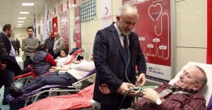 Metro yolcuları Kızılay için kan verdi