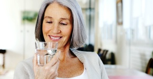 Yaşlılıkta her ilaçla bir bardak su iç!