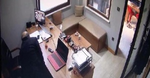 Ataşehir'de bir oto galerideki hırsızlık kameraya yansıdı
