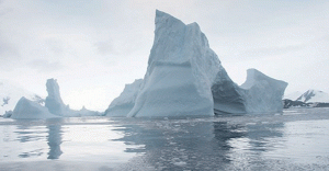 Antarktika kıtasından kopan dev buz dağı sürükleniyor!