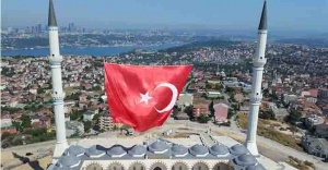 Çamlıca Camisi'ne dev Türk bayrağı