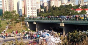 Kadıköy'de beton mikseri, aracın üstüne uçtu: 1 ölü, 5 yaralı
