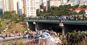 Kadıköy'de beton mikseri, aracın üstüne uçtu: 1 ölü, 5 yaralı