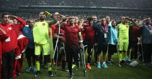 Ağaoğlu, Ampute Milli Futbol Takımı oyuncularına ev hediye etti