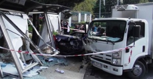 Ataşehir'de kamyonet, otobüs durağına çarptı : 1 kişi yaralı