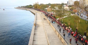 KADIKÖY'DE BİNLER ATATÜRK İÇİN EL ELE VERDİ