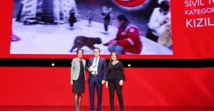 Türkiye’nin en sevilen STK’sı Kızılay, ödülünü aldı