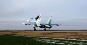 Rus savaş uçakları otoyola indi