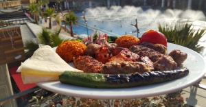Ataşehir'de Sarımsak ve Sebzeli Bahar Kebabının sezonunu açıyor.