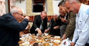 Cumhurbaşkanı Erdoğan orucunu yer sofrasında açtı