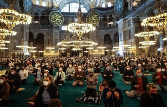 Ayasofya Camii'nde 87 yıl sonra ilk Ramazan Bayramı namazı kılındı