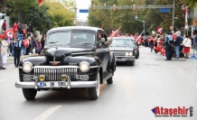 KADIKÖY’DE KLASİK OTOMOBİLLERDEN CUMHURİYET KONVOYU