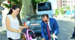 Ataşehir Belediye Zabıtasından  Karanfilli Kutlama