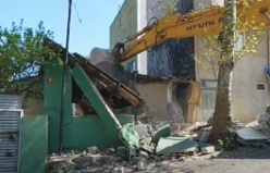 Yenisahra Mahallesinde DKY İnşaat Karot Aldığı Öğütveren Sokakta bulunan binanın yıkımı yapılıyor 1