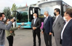 Ataşehir Belediyesi Ekiplerimiz ilçemizdeki otobüs, minibüs ve taksileri düzenli olarak dezenfekte ediyor