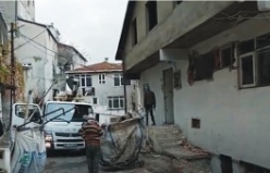 Yenisahra Mahallesinde Yıkım kararı bulunan bina Boşaltılmış Kalan kısımları talan ediliyor