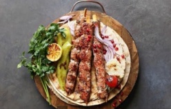 Adana'da Kebap İsteyince Masaya bunlar gelir, Kebap Adana'da yenir