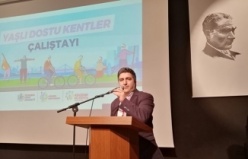 Yaşlı Dostu Kentler, Yaşlılar Çalıştayı, Sunucu Ali Uğurlu’nun Yaşlılar şiirinin okumması