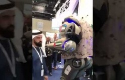 Bahreyn Kralı'nın 6 dil konuşan koruma robotu