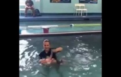 Bebek Yüzme Öğreniyor