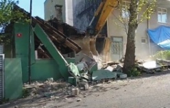 Yenisahra Mahallesinde DKY İnşaat Karot Aldığı Öğütveren Sokakta bulunan binanın yıkımı yapılıyor 2