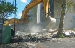 Yenisahra Mahallesinde DKY İnşaat Karot Aldığı Öğütveren Sokakta bulunan binanın yıkımı yapılıyor