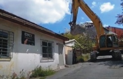 Yenisahra Mahallesinde DKY İnşaat Karot Aldığı Boztepe Sokakta bulunan binanın yıkımı yapılıyor 1