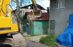 Yenisahra Mahallesinde DKY İnşaat Karot Aldığı Öğütveren Sokakta bulunan binanın yıkımı yapılıyor 3