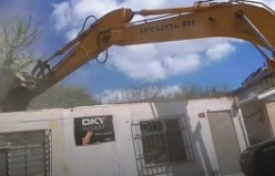 Yenisahra Mahallesinde DKY İnşaat Karot Aldığı Boztepe Sokakta bulunan binanın yıkımı yapılıyor