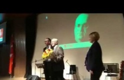 Uğur Mumcu - Ataşehir'de Anıldı - Konuşmacı Prof Dr Haluk Şahin'e Çiçek Taktimi