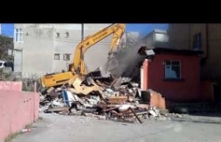 Yenisahra Mahallesinde, DKY İnşaat, Riskli gecekondunun yıkımını gerçekleştiriyor 4