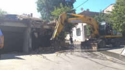Barbaros Mahallesi'nde kullanılmayan binanın yıkımı Ataşehir Bel. tarafından gerçekleştirildi.