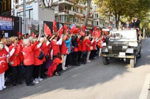 KADIKÖY’DE KLASİK OTOMOBİLLİ RESMİ GEÇİT TÖRENİ