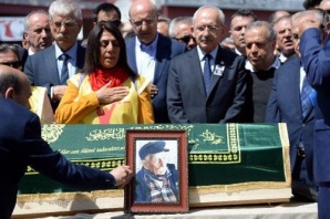 Kılıçdaroğlu amcasının cenaze törenine katıldı