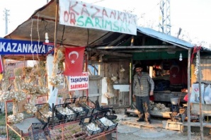 Sarımsağını "esnafsız tezgah"ta satıyor