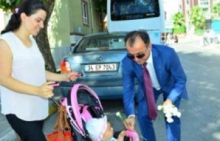 Ataşehir Belediye Zabıtasından “Karanfilli Kutlama”