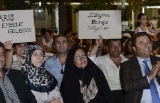 İranlı anne “barış” konserinde ayakta alkışlandı