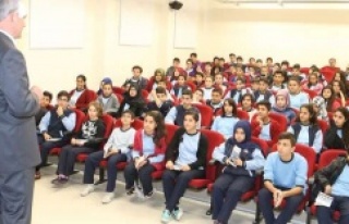 Sultanbeyli'de Yazarlar Okullarda Öğrencilerle...