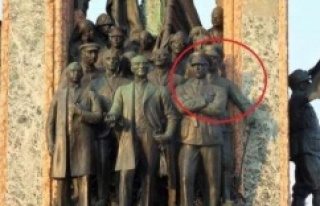 Taksim Cumhuriyet Anıt’ında Atatürk’ün sağında...