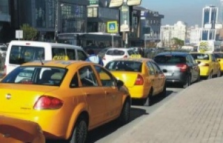 Ataşehir Palladium AVM önünde Yayalara Taksi Çarptı