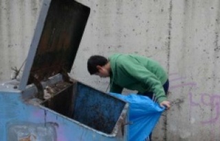 Ataşehirli Ali Okul Harçlığınıı Çöpten Çıkartıyor