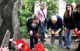 Nazım Hikmet, Moskova'da mezarı başında anıldı