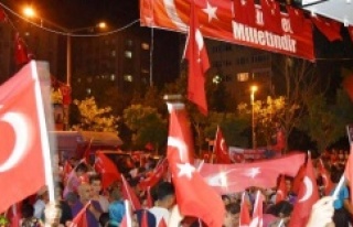 İstanbulluların demokrasi nöbeti sürüyor