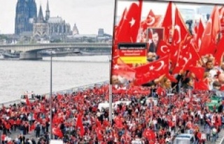Köln'de Darbe Karşıtı Gösteriye Binlerce...