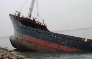 İstanbul Boğazın'da yük gemisi karaya oturdu