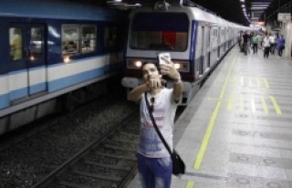 Selfie çekerken tren çarpan Hintli hayatını kaybetti