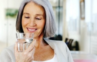 Yaşlılıkta her ilaçla bir bardak su iç!