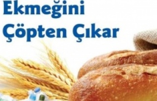 Ekmeğini Çöpten Çıkarıyor