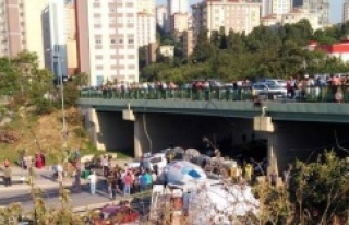 Kadıköy'de beton mikseri, aracın üstüne...