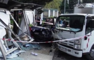 Ataşehir'de kamyonet, otobüs durağına çarptı...